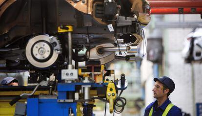 Un trabajador en una cadena de montaje de una factoria en Valencia.