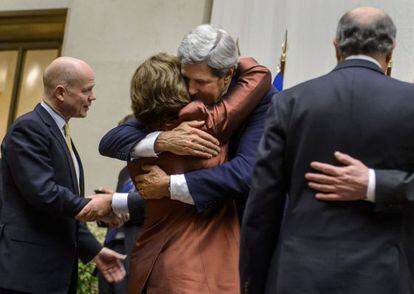 Catherine Ashton y John Kerry se abrazan tras el pacto con Ir&aacute;n.