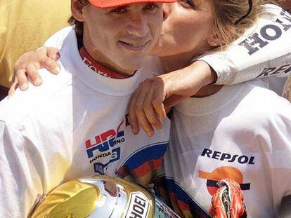 Álex Crivillé celebra el título de 1999 con su esposa.