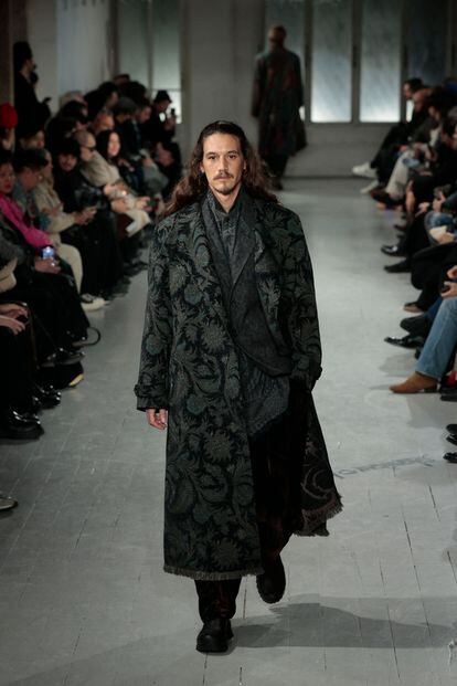Oscuridad y superposición de tonos en la presentación de Yohji Yamamoto en la semana de la moda de París de enero de 2023.