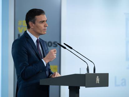 El presidente del Gobierno, Pedro Sánchez, durante una declaración institucional sobre la evolución de la pandemia en España, este viernes en Madrid.