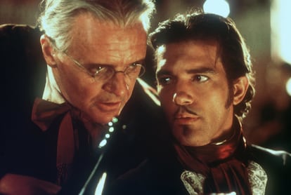 Anthony Hopkins y Antonio Banderas en 'La máscara del zorro' (1998). Hopkins se refería burlonamente a este tipo de papeles como esos que "no requieren interpretación".