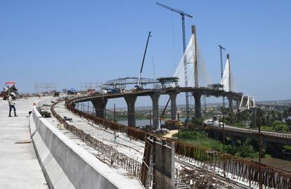 Junto al viejo y colapsado viaducto ha surgido el nuevo puente, estilizado y de gran capacidad.