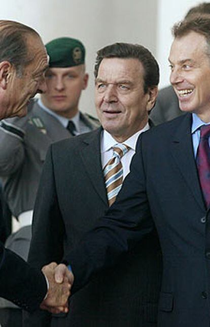 Chirac saluda a Blair en presencia de Schröder.