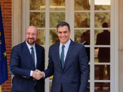 El presidente del Gobierno en funciones, y secretario general del PSOE, Pedro Sánchez, recibe en La Moncloa al al presidente electo del Consejo Europeo, Charles Michel.