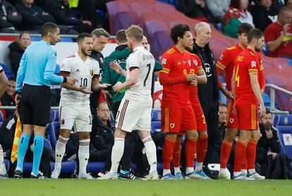Futbolsitas de Gales y Bélgica son sustituidos en el duelo entre ambas selecciones el pasado sábado en Cardiff.