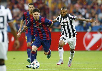 Messi se marcha de Arturo Vidal 