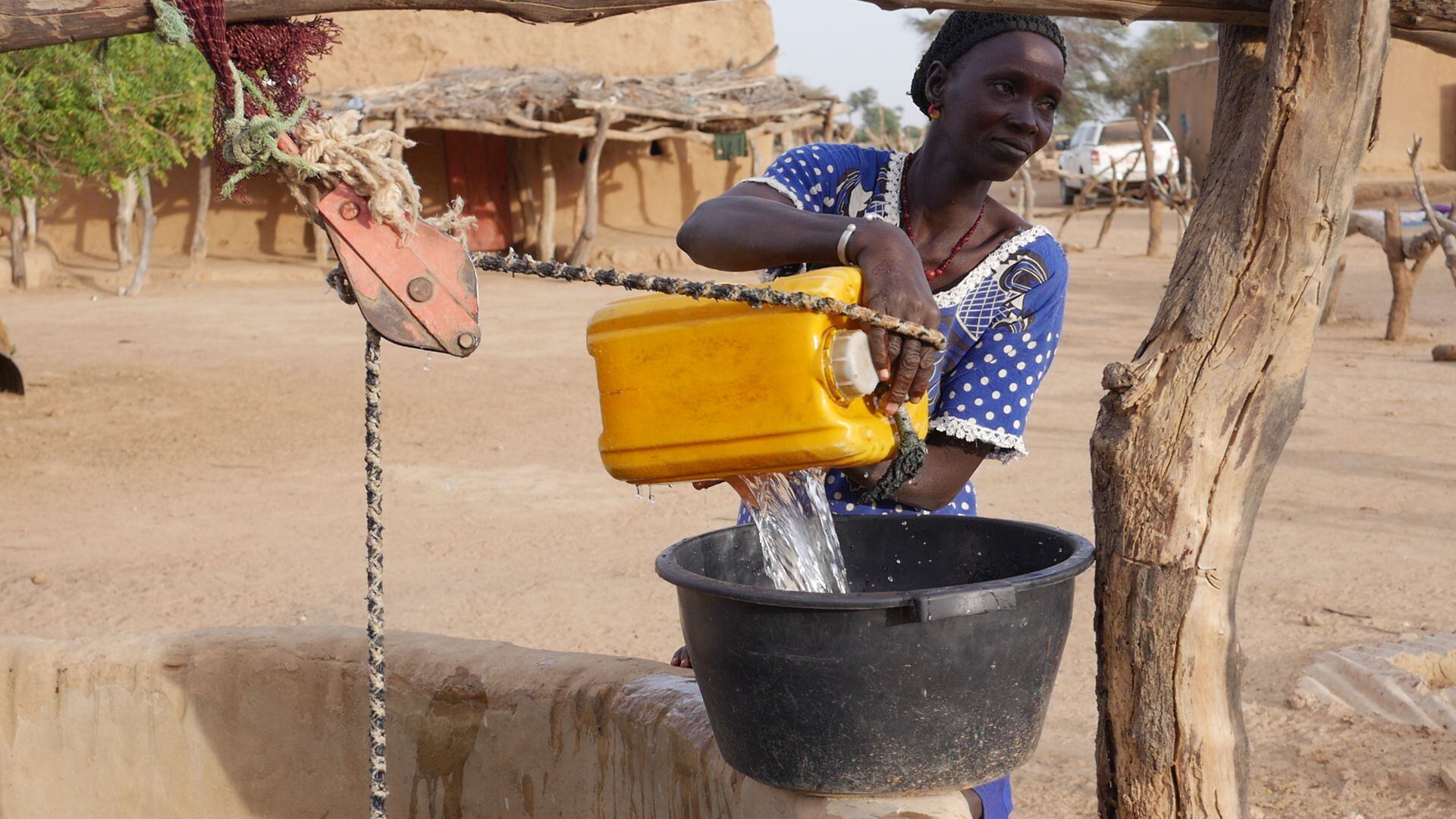 En las comunidades rurales de Podor, al norte de Senegal, las mujeres recorren varios kilómetros al día para obtener el agua que necesitan.