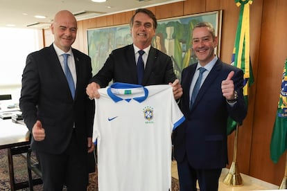 Jair Bolsonaro, acompañado por el presidente de la FIFA, Gianni Infantino, y el presidente de la Federación Brasileña de Fútbol, Rogério Caboclo, en 2019.