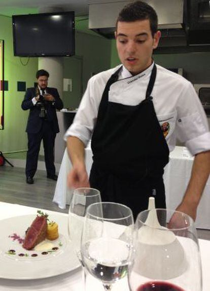 Cristóbal Muñoz defiende su plato ante el jurado del premio Promesas de la Alta Cocina.