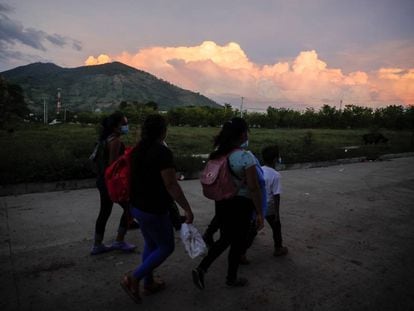 Personas abandonan sus hogares después de un deslizamiento de tierra en Nejapa, El Salvador, 30 de octubre de 2020. 
