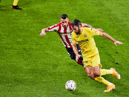 Pedraza trata de regatear a Berenguer este domingo en el partido entre el Athletic y el Villarreal en San Mamés.