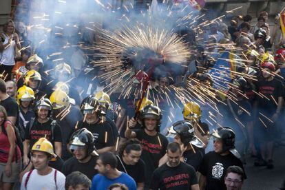 En Barcelona los bomberos han animado las protestas contra los recortes con fuegos artificiales