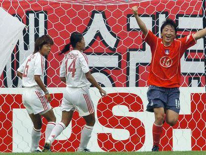 La jugada surcoreana Park Eun-Sun celebra un gol durante un partido contra China, en 2005.