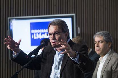 Artur Mas, ayer durante la presentación de la candidatura Democràcia i Llibertad. Detrás, el cabeza de lista, Francesc Homs.