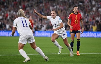 Georgia Stanway celebra el segundo tanto de Inglaterra ante España.
