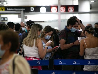 Un grupo de pasajeros en una fila en el aeropuerto Benito Juárez de Ciudad de México.
