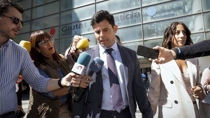 Javier Sánchez, el 30 de mayo de 2019, tras salir con su novia del juzgado de Valencia.