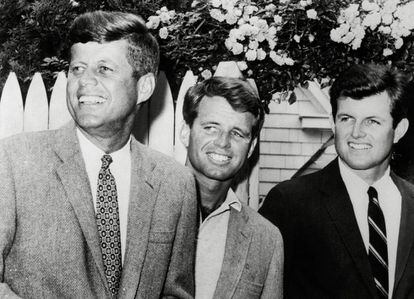 De izquierda a derecha, John, Booby y Teddy Kennedy, el último del clan llamado a completar un mandato en la Casa Blanca.