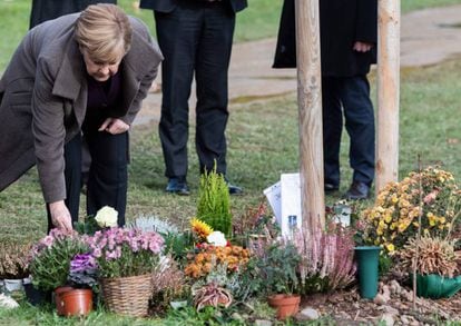 La canciller alemana, Angela Merkel, deposita una rosa en el memorial de las víctimas de la violencia de extrema derecha del grupo NSU en Zwickau, al este de Alemania el lunes.  