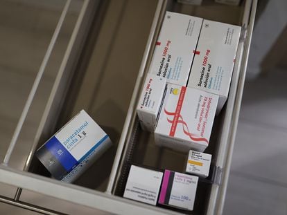 Un armario de medicamentos en una farmacia de Madrid, en una imagen de archivo.