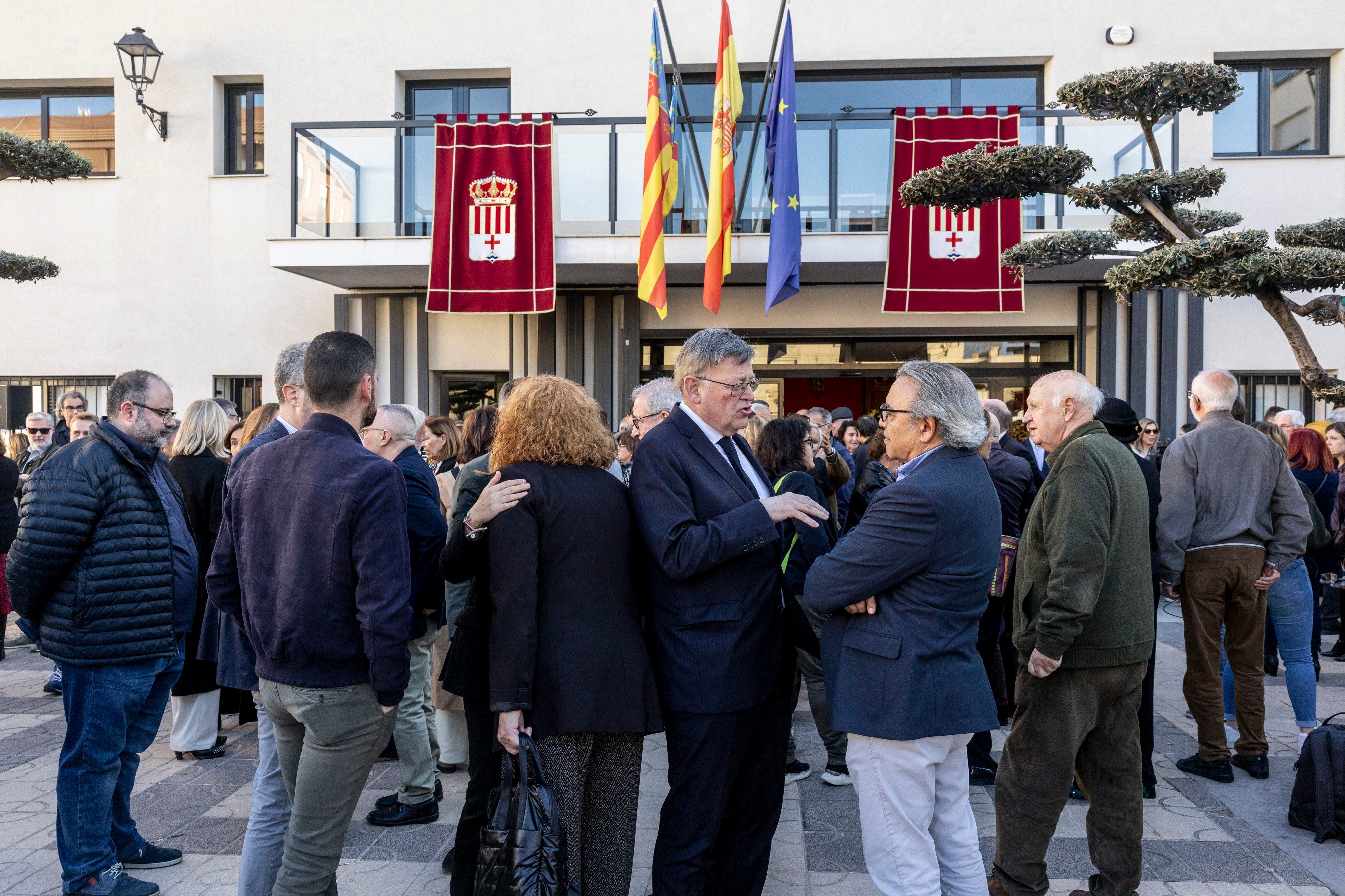 Ximo Puig conversa con Manolo Mata, a las puertas del Ayuntamiento de Faura. 