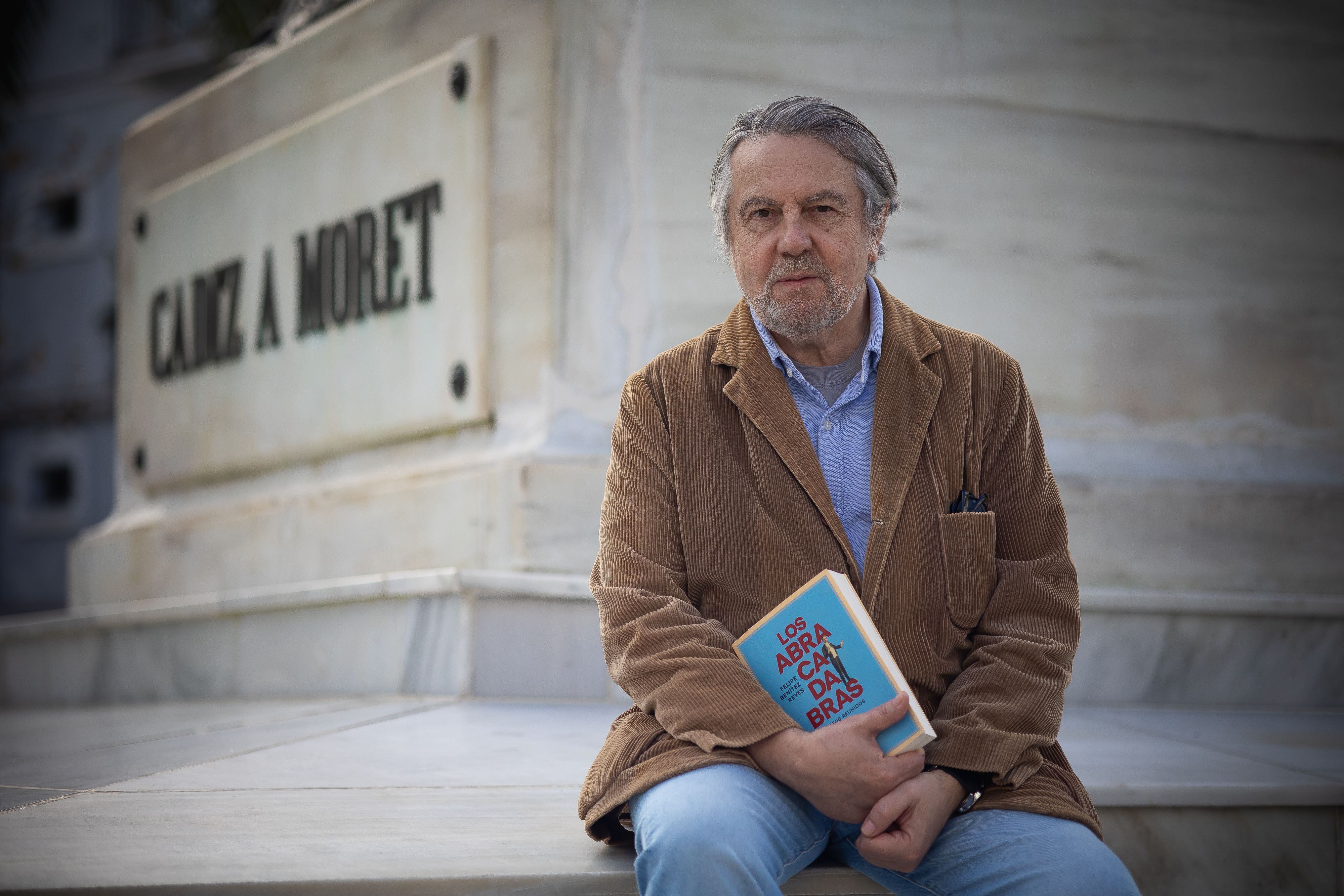Felipe Benítez Reyes posa con su libro.