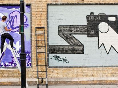 Un grafitero del estudio de dise&ntilde;o Monorex, en Shoreditch (Londres). 