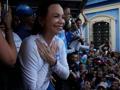 María Corina Machado saluda a sus votantes en un acto de campaña en Valencia (Venezuela).