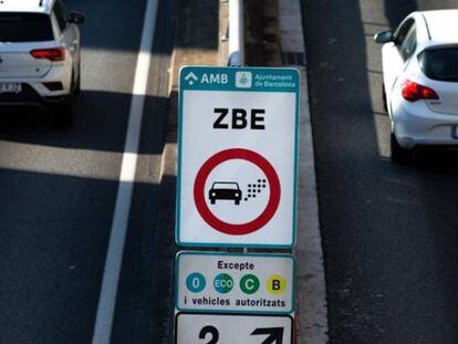 Cartel de la Zona de Bajas Emisiones (ZBE) en Barcelona.
