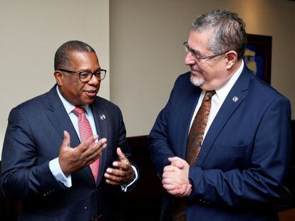 Bernardo Arévalo with Brian A. Nichols, an official from the US Secretary of State, on October 24 in Guatemala City.