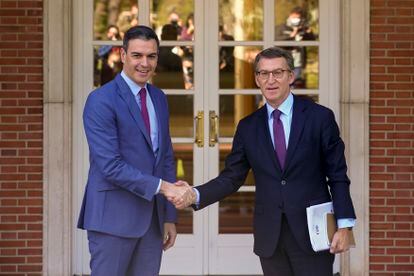 Pedro Sánchez, recibe al nuevo líder del PP, Alberto Núñez Feijóo, este jueves en el Palacio de la Moncloa.