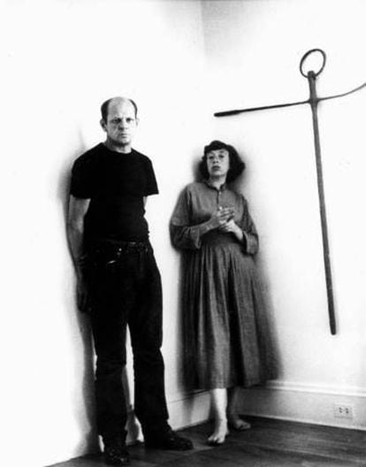 Jason Pollock con Lee Krasner. Ella pintaba antes que él (se llamaba Leonore, pero cambió a un andrógino Lee para poder vender), le presentó a los agentes de arte, a gente influyente... y lo cuidó. Pasó a la historia como "la mujer de Jason Pollock".