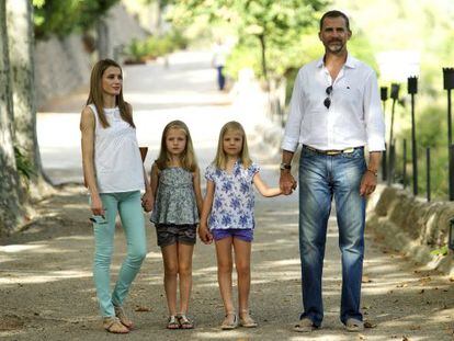 Don Felipe y do&ntilde;a Letizia, acompa&ntilde;ados de sus hijas, durante sus vacaciones el a&ntilde;o pasado en Mallorca.