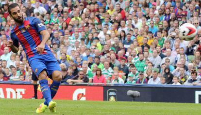 Arda Turan golpea al bal&oacute;n  para marcar el primer gol del Bar&ccedil;a ante el Celtic.