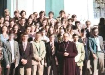 El sacerdote Francisco Ballester, con los jóvenes de la congregación mariana que fundó en los setenta, frente a la iglesia de las Angustias de Málaga, en 1973.