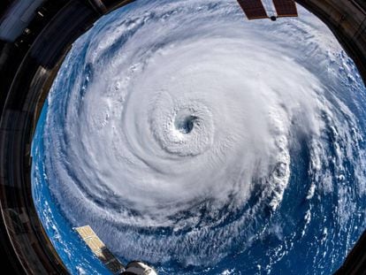 EPA7542. ESPACIO (EEUU), 12/09/2018.- Fotografía del huracán Florence captada por el astronauta de la Agencia Espacial Europea (ESA) Alexander Gerst desde la Estación Espacial Internacional (EEI), ayer, 12 de septiembre de 2018. Florence se debilitó hoy a categoría dos con vientos máximos sostenidos de 175 kilómetros por hora en su avance por el Atlántico hacia la costa de EE.UU., de la que ya solo le separan unos 450 kilómetros. Pese a la perdida de fuerza, los expertos alertan de que su potencial destructor sigue intacto.