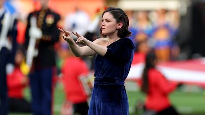 La actriz Sandra Mae Frank interpreta el himno nacional de EE UU con lengua de signos antes de la Super Bowl de 2022 en Los Ángeles.