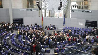 Los parlamentarios alemanes participan en la votaci&oacute;n en el Bundestag sobre el rescate a Grecia, el 19 de agosto de 2015. 