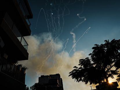 Unos misiles de Hamás eran interceptados el martes por el sistema de defensa antiaéreo israelí conocido como Cúpula de Hierro, sobre el cielo de Ashkelon.