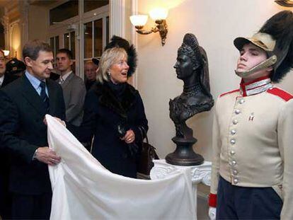 La bisnieta de la emperatriz María Fiódorovna descubre un busto de su bisabuela ayer en San Petersburgo.