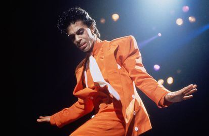 Con traje naranja, en un concierto en 1986. Pocas veces le vimos con atuendos tan sencillos. En los MTV del 91 lució un conjunto amarillo que acabó pasando a la historia después de que enseñara el culo al público.