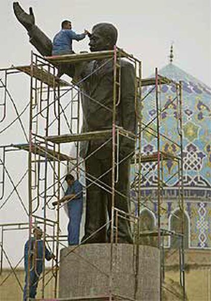 Un obrero trabaja en la limpieza de una estatua de Sadam Husein en Bagdad.