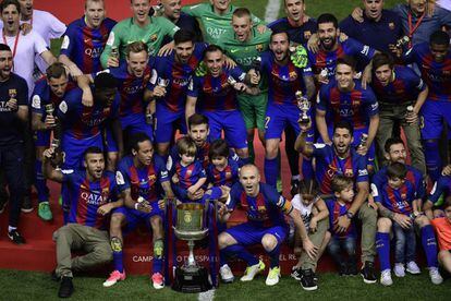 Els jugadors del Barça celebren la victòria de la Copa del Rei.