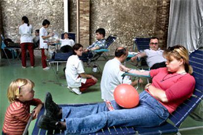 Vecinos de Vilafranca del Penedès donan sangre en Cal Figarot, sede de los Castellers de Vilafranca.