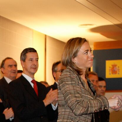 La entonces ministra de Defensa, Carme Chacón, y José Ignacio Domínguez, durante un acto de entrega de Cruces del Mérito Militar y Aeronaútico a 14 antiguos miembros de la Unión Militar Democrática (UMD) en 2010.