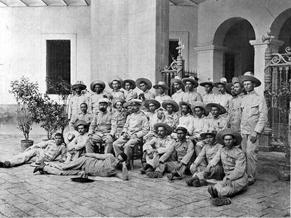 Supervivientes del destacamento de Baler, en el patio del cuartel Jaime I, de Barcelona, en septiembre de 1899, en una imagen publicada en la revista 'La Ilustración Artística'.