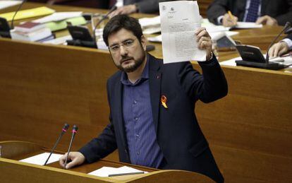 El portavoz de Esquerra Unida, Ignacio Blanco, exhibe en las Cortes la resolución de la fiscalía que pone a Ciscar y Català al borde de la imputación.