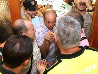 Protesta de trabajadores municipales en el interior del Ayuntamiento de Córdoba.