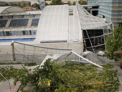 Cubierta de la piscina de Las Olivas de Aranjuez esta ma&ntilde;ana, donde vol&oacute; una l&aacute;mina completa de metacrilato tras la aparatosa tormenta que ocasion&oacute; ayer importantes da&ntilde;os materiales en la localidad